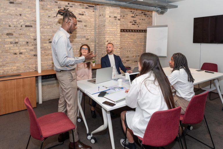 Presentation Skills in English: Speak Clearly, Persuade Effectively